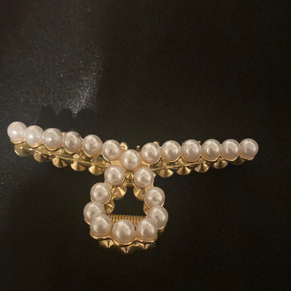Brand New Pearl Detail Claw Clip
